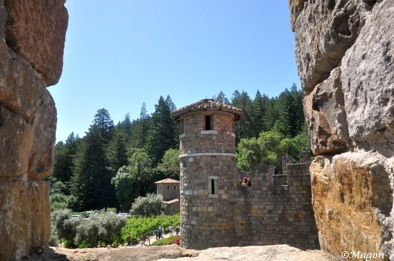 Castello Di Amorosa: башня из местного камня в окне древней арки